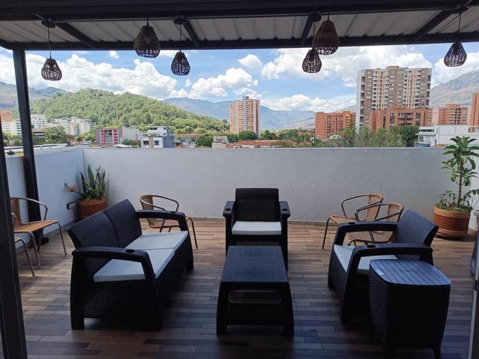 Vista al cielo y a las montañas de Medellín