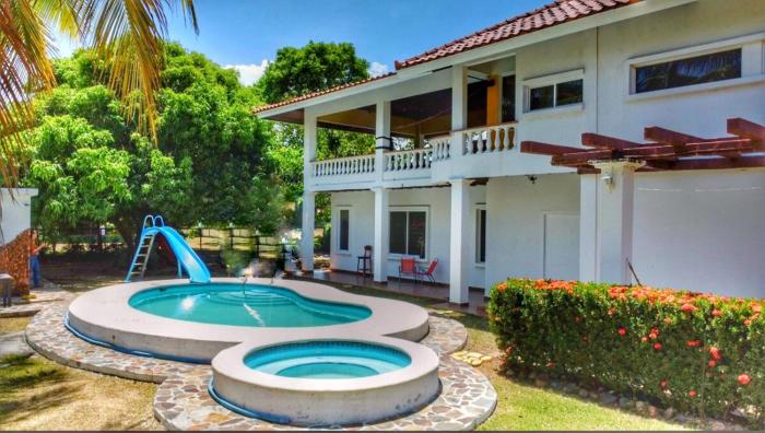 Casa de Campo con piscina y billar en Punta Chame -5 Habitaciones-