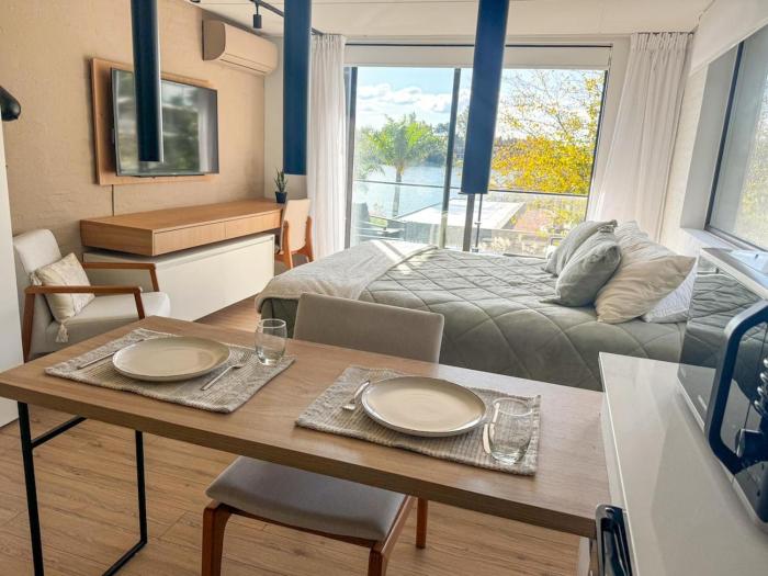 Lakefront Studio - Heated Pool & Gym 5 min airport