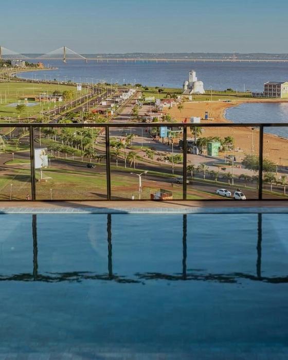 Frente a la Playa San José, Vista Increíble al Río