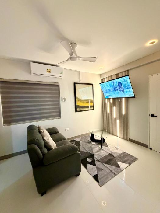 Modern Stay at Sunbury Apartments – Central Avenue