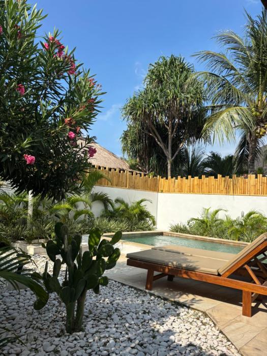 Pink Door Villa Gili Air, private pool & kitchen