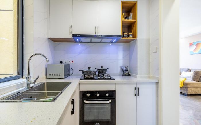 Nivla Executive 1 BR haven with gym, heated pool, restaurant and Balcony at yaya center