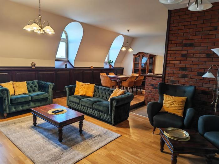 Velvet Attic Elegance - Luxe 3BR Nagykőrös Center