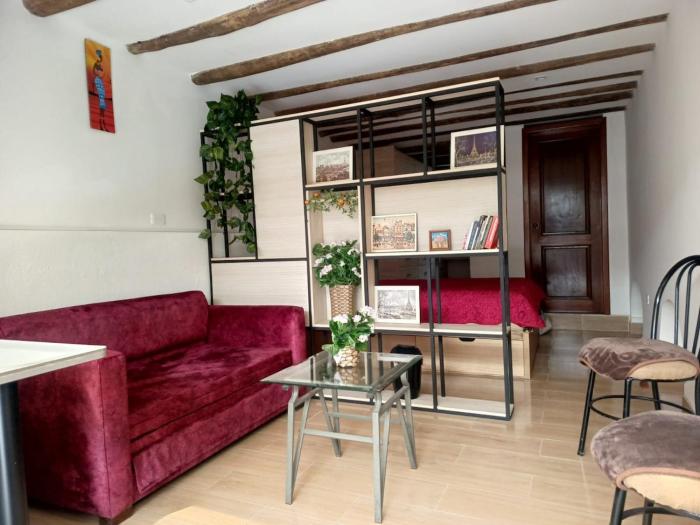 Studio with an excellent location, try it out