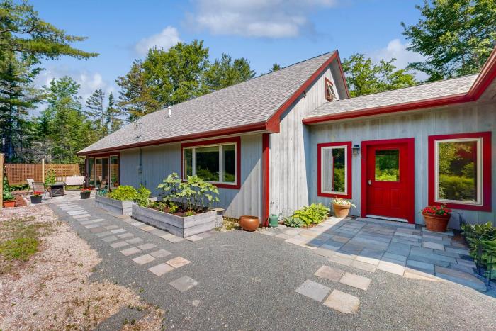 Secluded 2 BR Cottage w Private WD, WiFi & Patio
