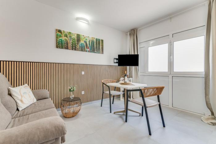 Home2Book Modern Studio & Roof Access