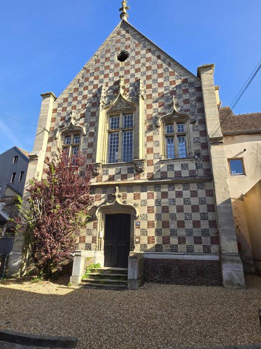 Monument historique rénové avec goût et jardin