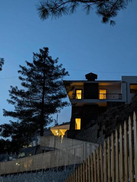Firdaus at Theog - Luxurious 4 Bedroom Mountain View Villa