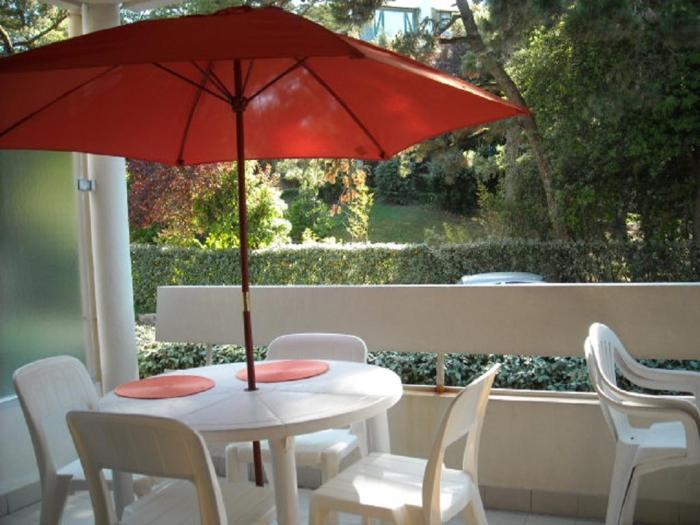 A 200 m de la plage studio 4 couchages, cabine séparée avec grande terrasse vu dégagée sur les pins