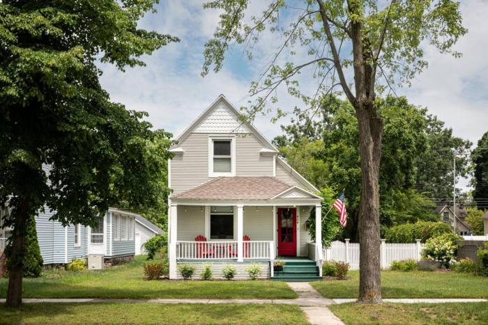 Darling Downtown 3BR Grill Patio Walk to Downtown Beach