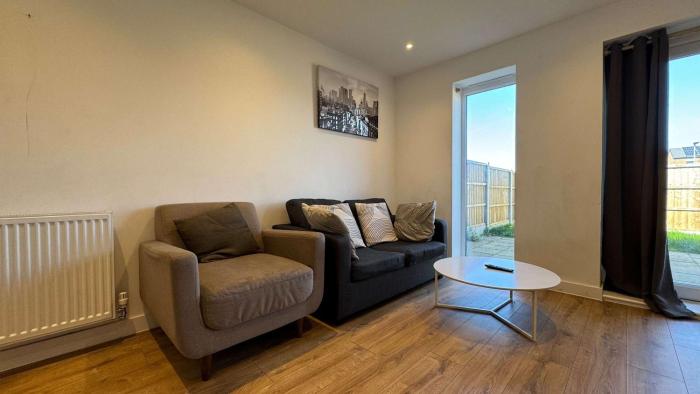 Joyful Management - A Mordern Semi-Detached House with 3 bedroom