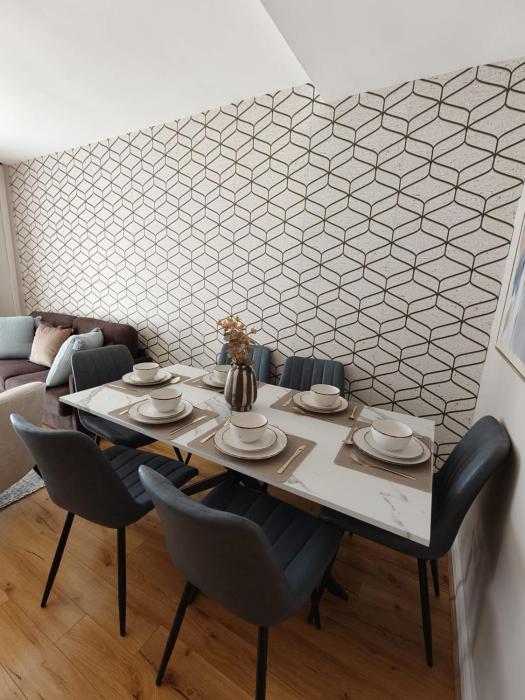 Walsall 4 Bedroom House - Sleeps 8 J7 J9 M6 Driveway Parking - Excellent Equipped Home -Walsall Manor Hospital Bloxwich Wednesbury Darlaston Wolves & More by Samina, Arz Stays