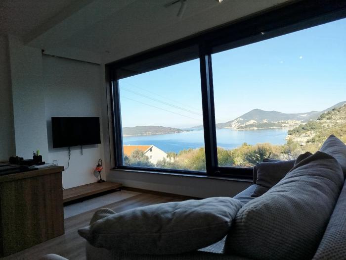 Cozy Studio With Pool and Sea View at Kamenovo Beach