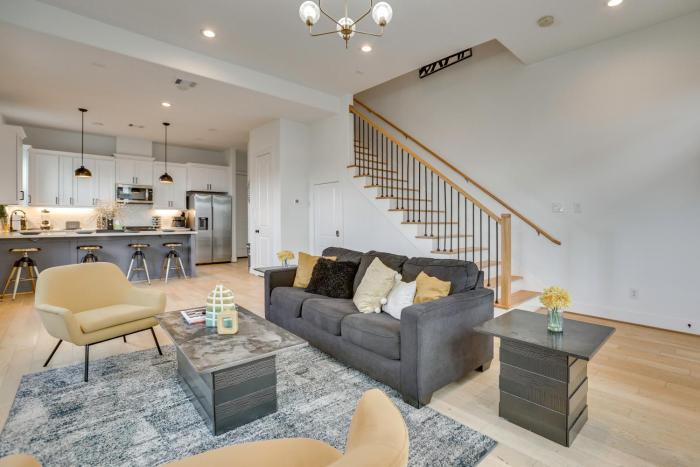 Less Than 2 Mi to Dtwn! Group Escape with Hot Tub in Houston