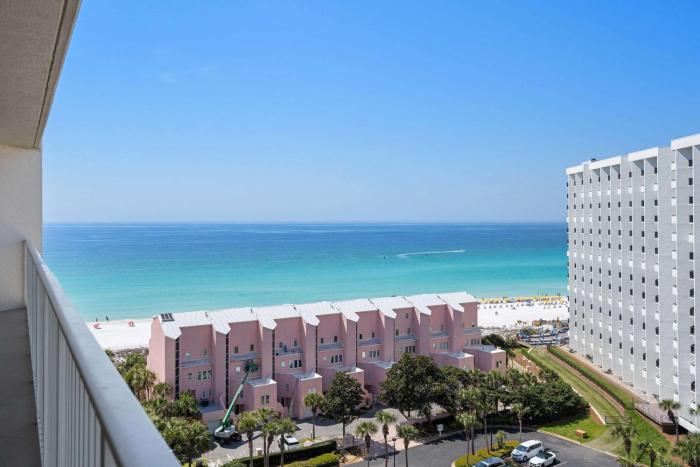 10th-Floor Gulf-Front Condo with Views and Pools