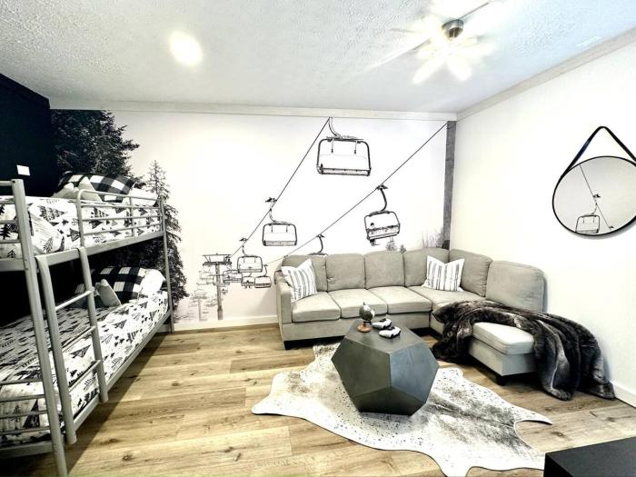 BEST 6br Ski-InOut w Hot Tub-Gear rm, PS-5, FunLux