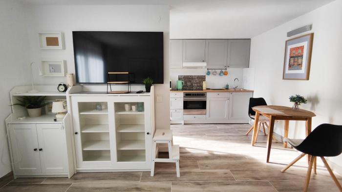 New sunny studio 30 m2 in green area with parking