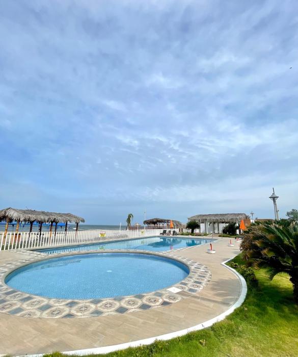 Casa de playa con piscina y salida al mar