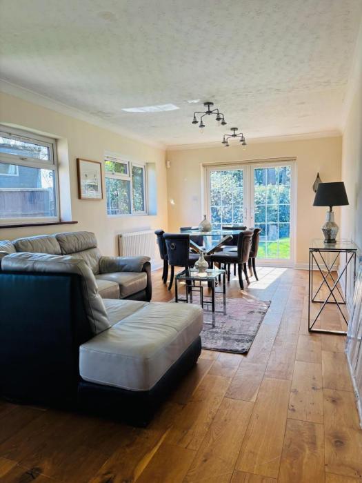 Egham - Lovely 4 Bedrooms Specious Furnished Property