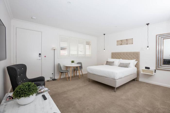 Newington Apartments - Apt 3 Queen, Brand New!