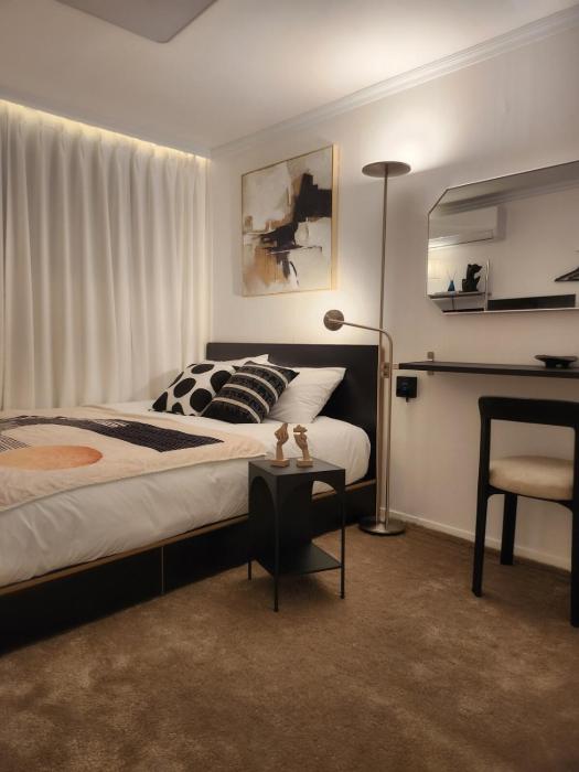 Newly opened 7minute walk from Myeongdong 3 minutes from Namsan Tower Private kitchen living room 2 rooms 2 queensize beds For 4 people