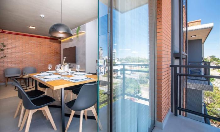 Modern 2BR Apt with Balcony Free Parking B53