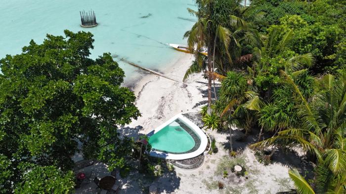 Maayun, Seaside Villa with Large Upper Veranda 7pax