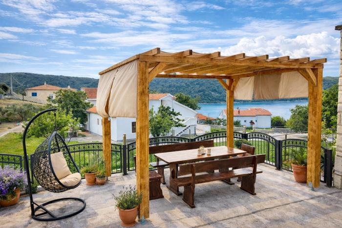 Seafront Island Paradise - Emily 3