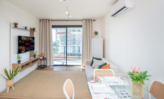 Prime Location 1BR apt Steps from Mall