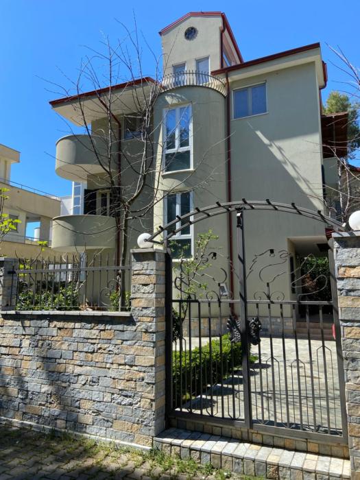 Villa by the beach with wrap around garden, 3 bed rooms and a summer house