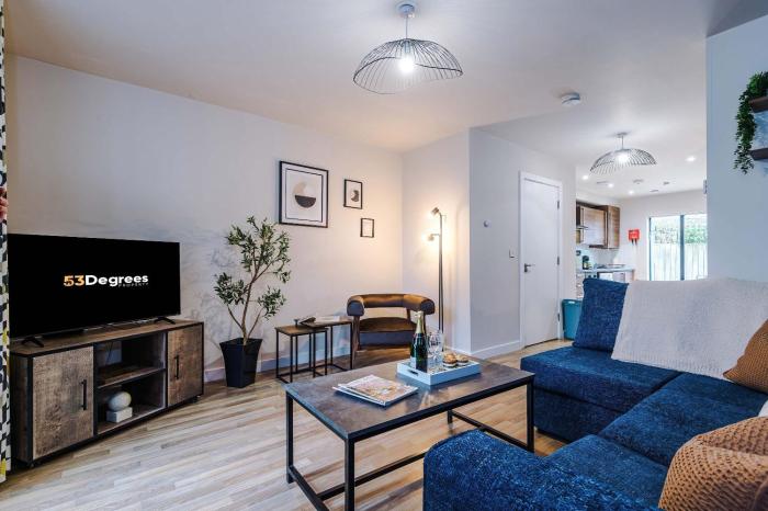 Modern 2 Bed Manchester Stay by 53 Degrees Property with Parking & Garden