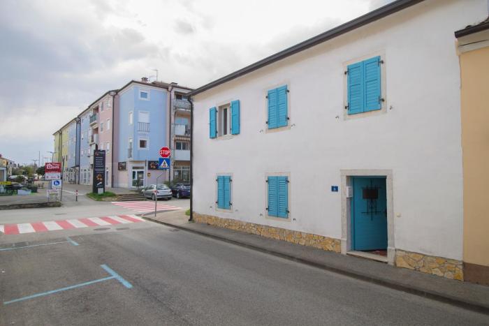 CENTER house with apartments