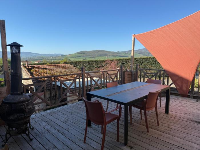 Charmante maison en Pierre dorée, avec vue sur les collines