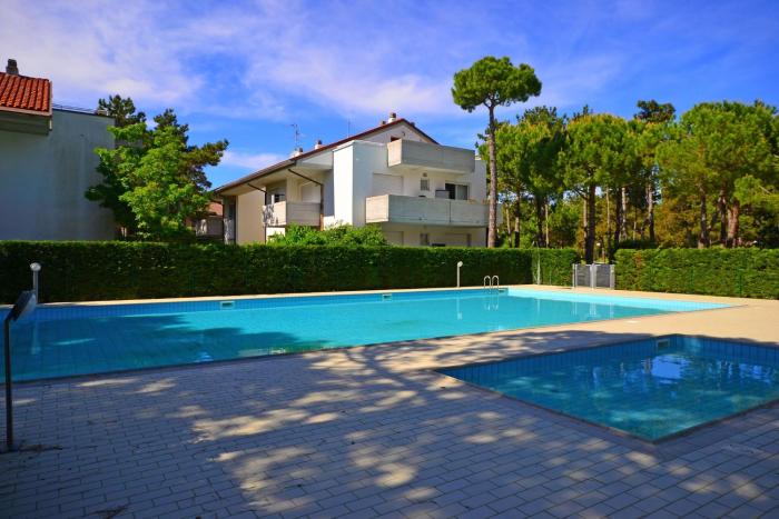 Familiar flat with swimming pool