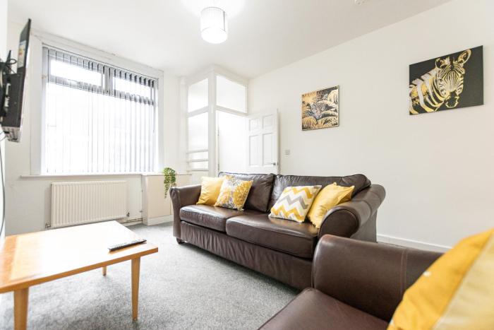 Modern 2BR House in Bolton Free Parking Ideal for Long Stays