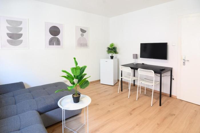 MZK Maier Green Oasis Modern and Bright