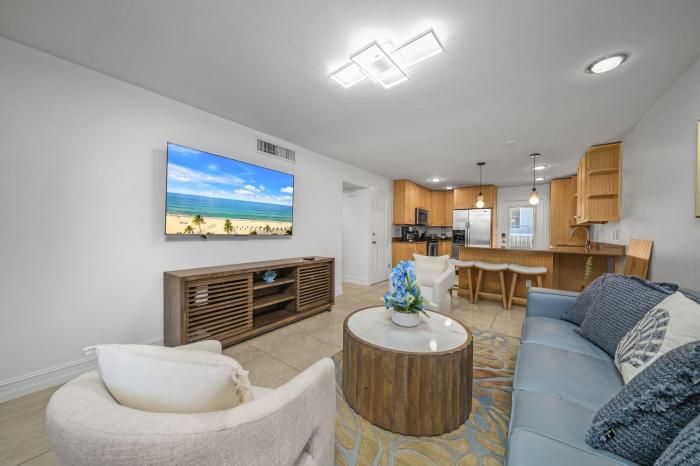 Downtown Naples Retreat - Walk to 5th Ave & Beach