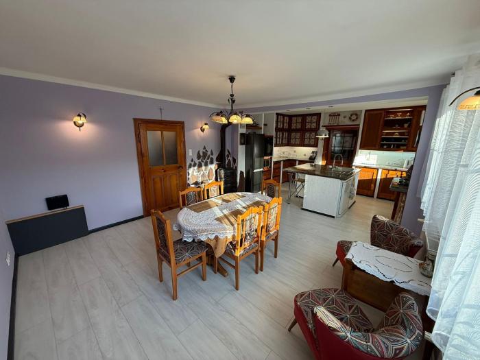 Dom z rustykalną duszą- 4 pokoje - dla 8 - 9 osób, przy granicy, nad rzeką Nysą, z salonem kuchnnym, jadalnią, z dostępem do partyroom, tarasem z widokiem na rzekę,