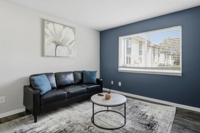 Modern 1BR Monthly Stay Pool, Gym & Parking