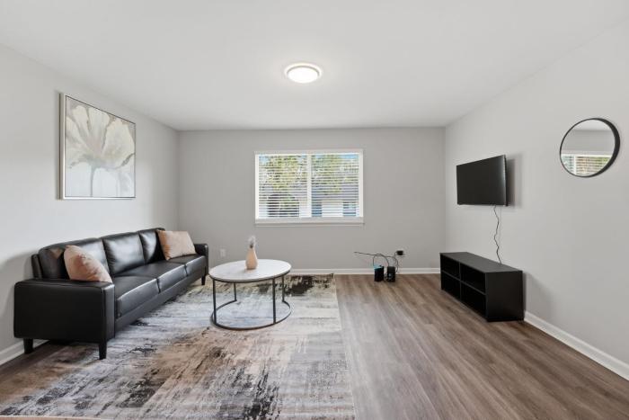 Simple, Modern Comfort Centrally Located I Gym