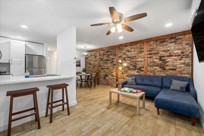 Near Midtown Museums, Montrose Apt- WiFi-Parking