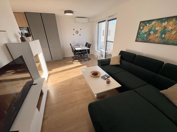 Topoľčianska Apartment Bratislava - Cozy stay with parking, AC & 10min tram to Old Town