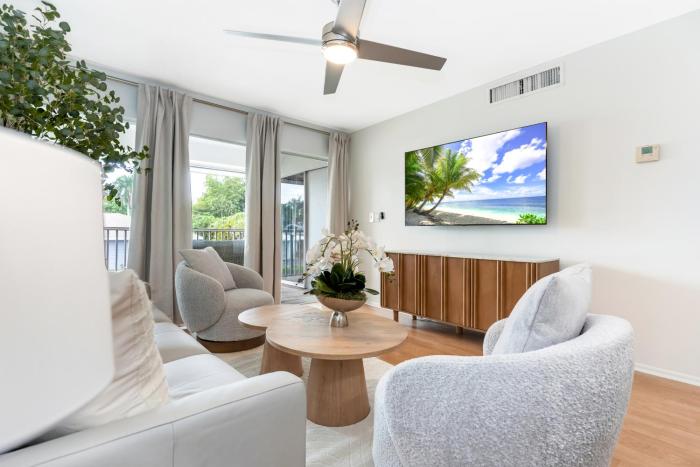 Minimalist Haven Naples - Walk to Beach & 5th Ave