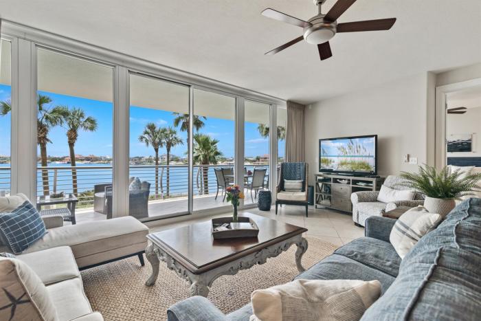Bella Luna 202-Luxury Upscale Bayfront condo-3bd3ba-sleeps 8-Walk to Flora-Bama