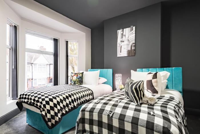 Hull Newland Avenue Group Stay 4BR TVs inRooms Vibrant - Cafes Restaurant Hull Uni