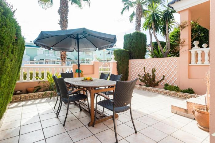 2 Bedroom Townhouse - Pool - 15min Walk to Carabassi Beach - Quiet Location - AC, WiFi & Parking