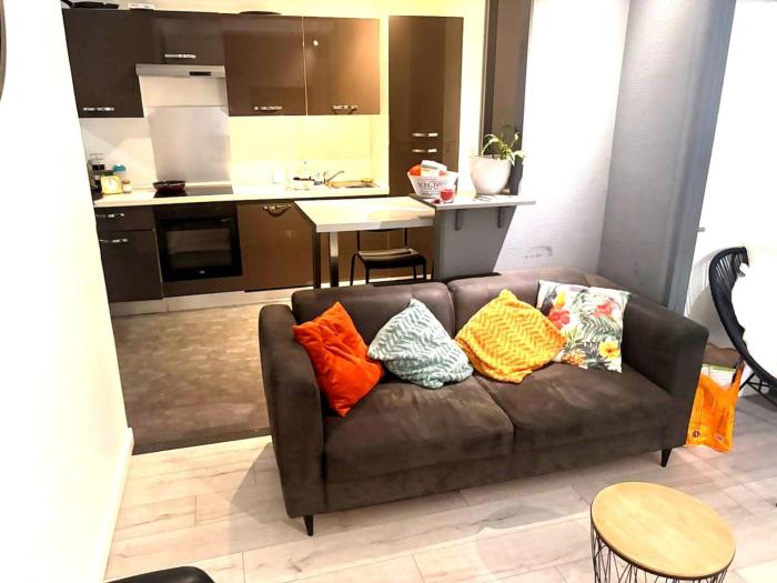 Chambre cosy et lumineuse Bureau WiFi rapide Près de Nancy