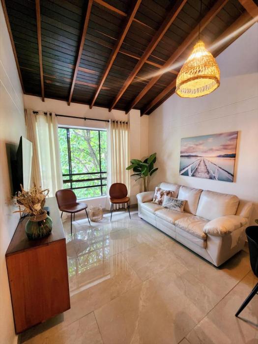 Warm Tropical Flat in Manila, Green Views & 3 Queen Beds