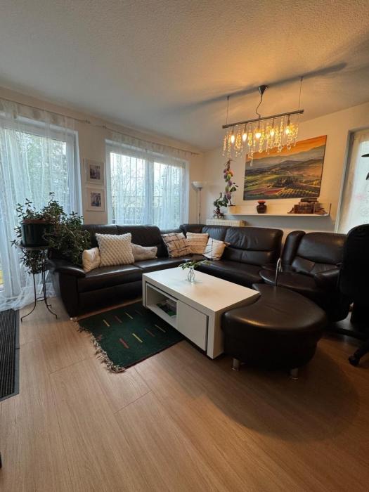 Schönes Haus mit 4 Schlafzimmer Küche Bad WC & Wohnzimmer 2 Parkplätze